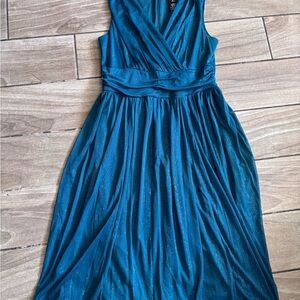 Chic Sleeveless V-neck Midi Dress